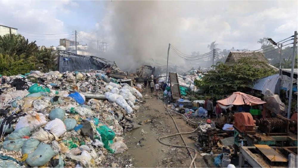 Scene of a large fire at a scrap yard in An Chau commune, An Giang province. Photo: Binh An/An Giang Police