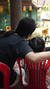 Gia đình Hà Nội đưa trẻ đến Bảo tàng Dân tộc học đón Trung thu
