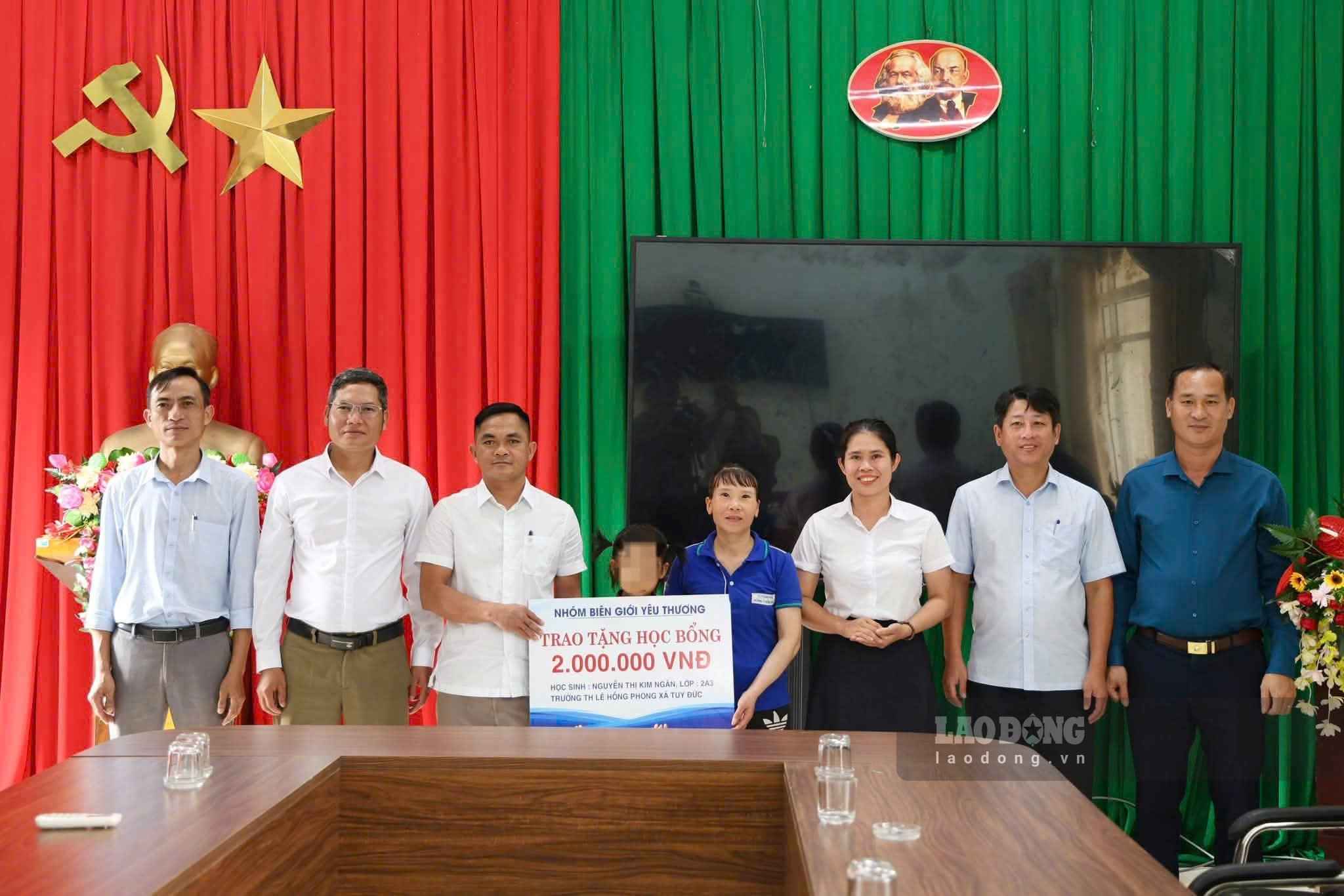 Nhóm Biên giới yêu thương trao tặng học bổng cho học sinh có hoàn cảnh khó khăn trên địa bàn xã Tuy Đức. Ảnh chụp ngày 16.9 (Ảnh: Nhi Nhi) 