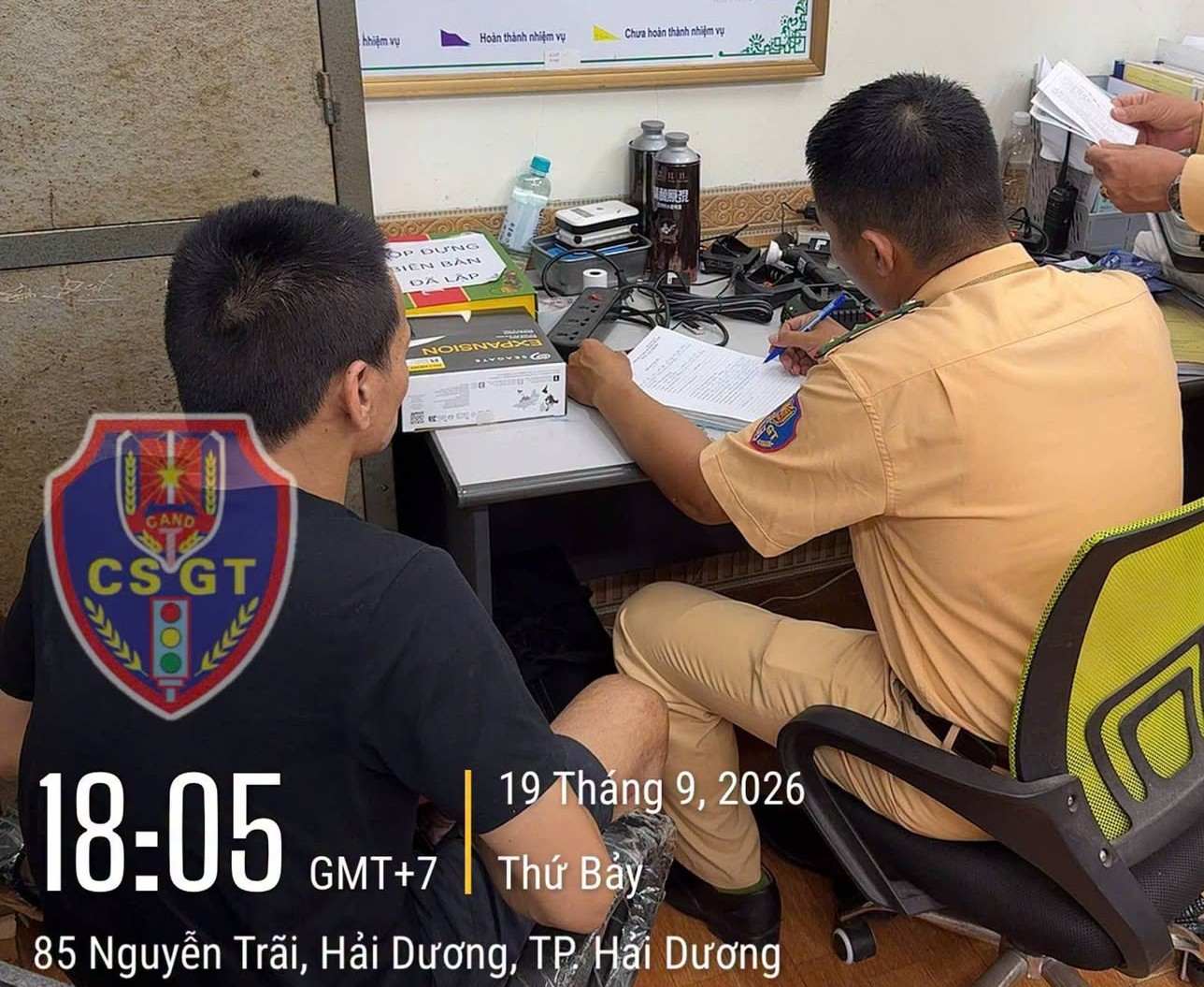 Lực lượng chức năng TP Hải Phòng lập biên bản với lái xe. Ảnh: Cục Cảnh sát giao thông