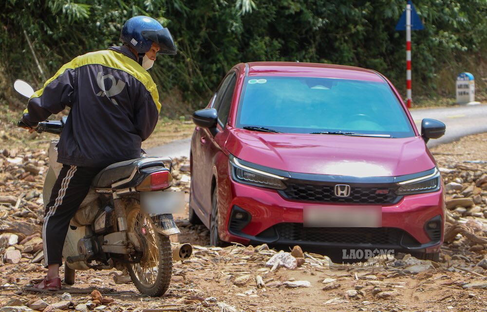 Ông Hồ Văn Lăng, người thường xuyên di chuyển trên tuyến, cho rằng cây xanh bị ảnh hưởng lớn sau đợt sạt lở. Theo ông, một số đoạn đã lộ đất trọc, cần sớm có giải pháp bảo vệ taluy.