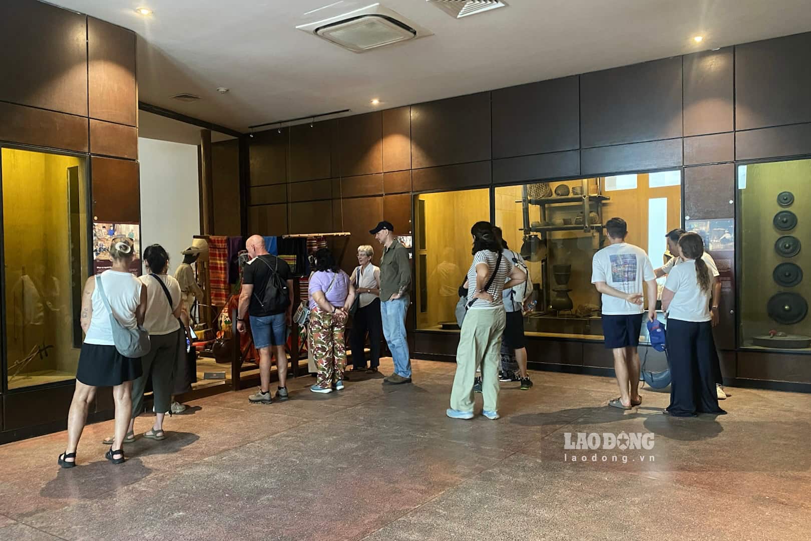 Tourists observe artifacts and cultural spaces at the Vietnam Museum of Ethnology. Photo: Thai Trang (taken on September 20, 2026)