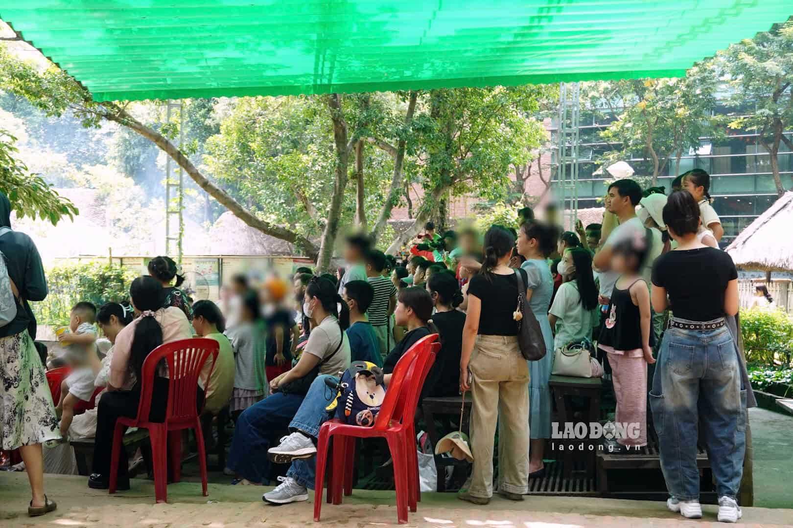 Đông đảo khán giả thưởng thức tiết mục múa rối nước tại Bảo tàng Dân tộc học Việt Nam. Ảnh: Thái Trang (chụp ngày 20.9.2026)