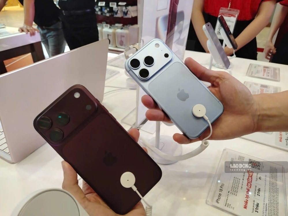 Les iPhone 18 Pro et iPhone 18 Pro Max rouges et bleus sont choisis par de nombreux utilisateurs vietnamiens. Photo: Nguyễn Đăng (prise le 18 septembre)