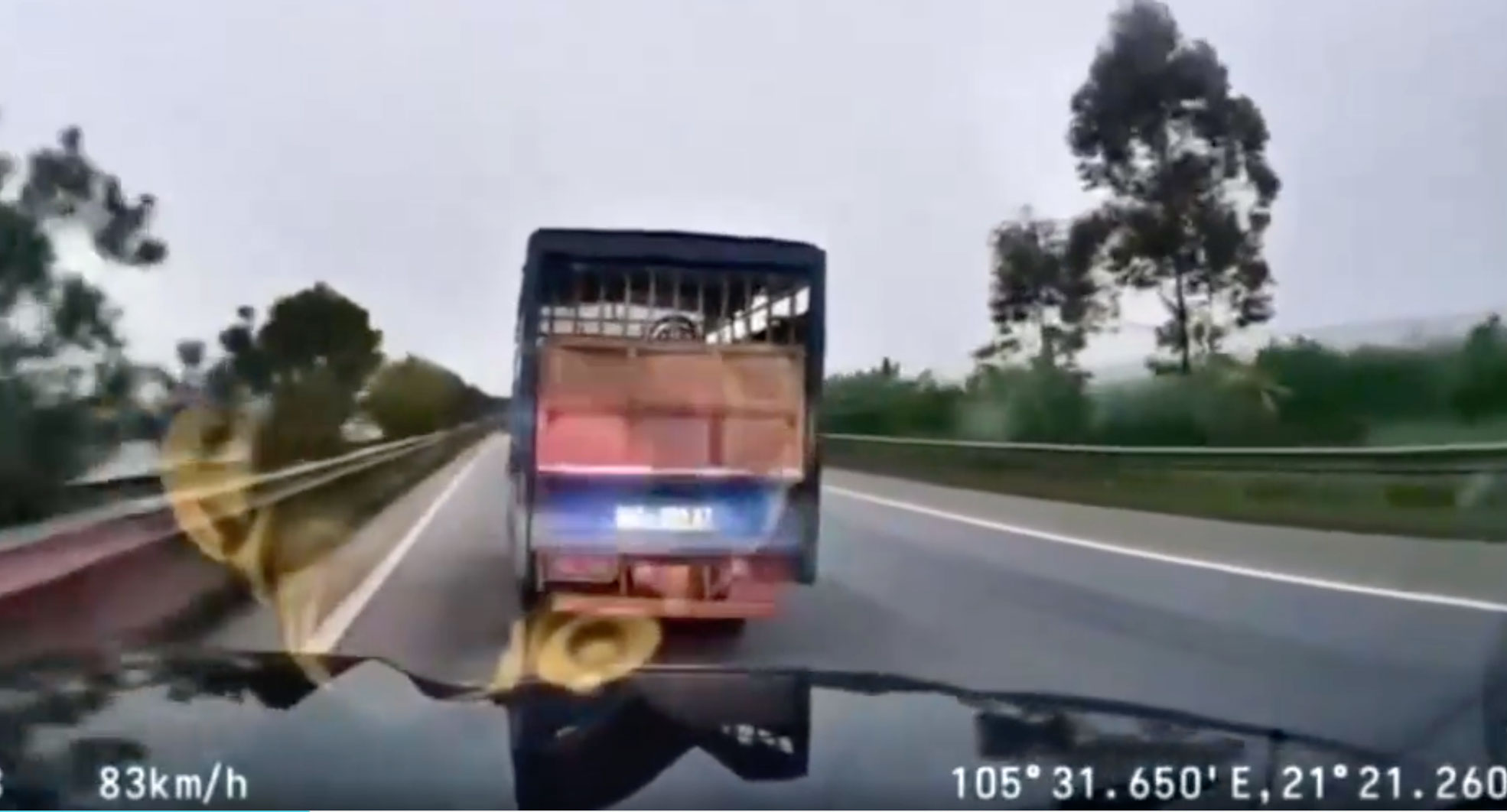 Trucks on the Noi Bai - Lao Cai expressway do not give way to priority vehicles. Photo: Traffic Police Department