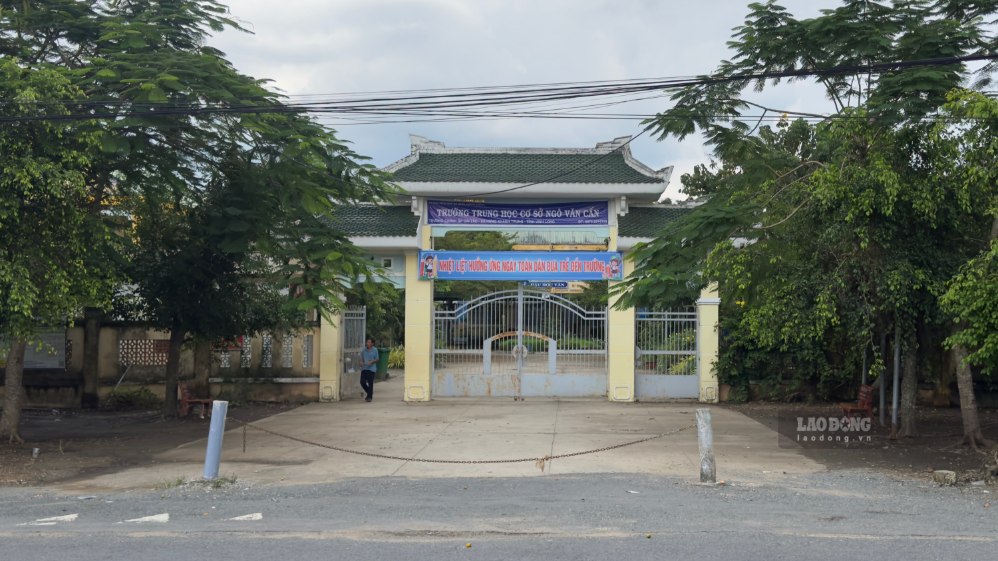 High school textbooks are still lacking, mainly because students register for subject combinations after enrollment. Photo taken on September 20, 2026 at the gate of Ngo Van Can Secondary School, Hung Khanh Trung commune. Photo: Hoang Loc