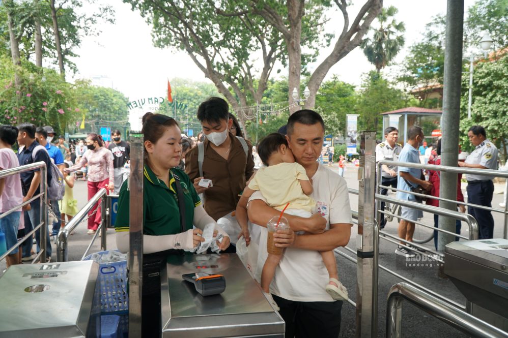 Nhiều phụ huynh tranh thủ dịp cuối tuần đưa trẻ nhỏ đến Thảo Cầm Viên Sài Gòn. Ảnh: Anh Tú