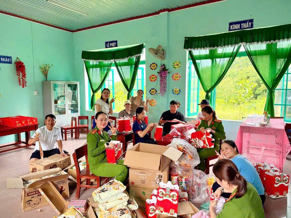 Officers and soldiers of Duy Xuyen Commune Police and accompanying forces hand over "Mid-Autumn Festival gifts for children" to children in the Noc Ong Xa highlands. Photo: Da Nang Police