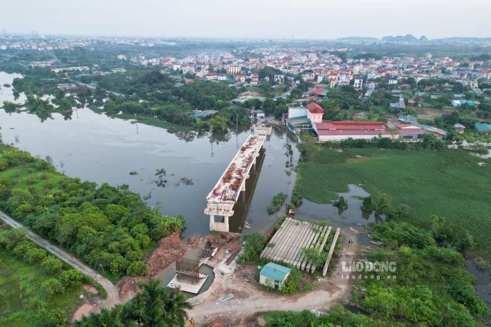 Tan Phu bridge project across the Day River connecting Hung Dao and An Khanh communes (Hanoi), afternoon 20. 9. Photo: Song Huu