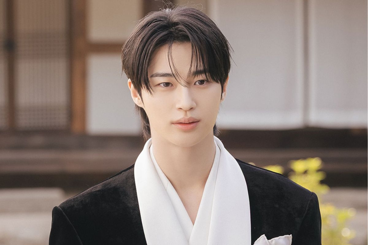 Crazy fans follow Byeon Woo Seok, finding his manager's residence. Photo: Netflix