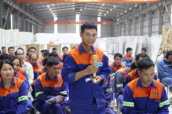 Workers dialogue asking about social insurance benefits in Lao Cai. Photo: Lao Cai Social Insurance