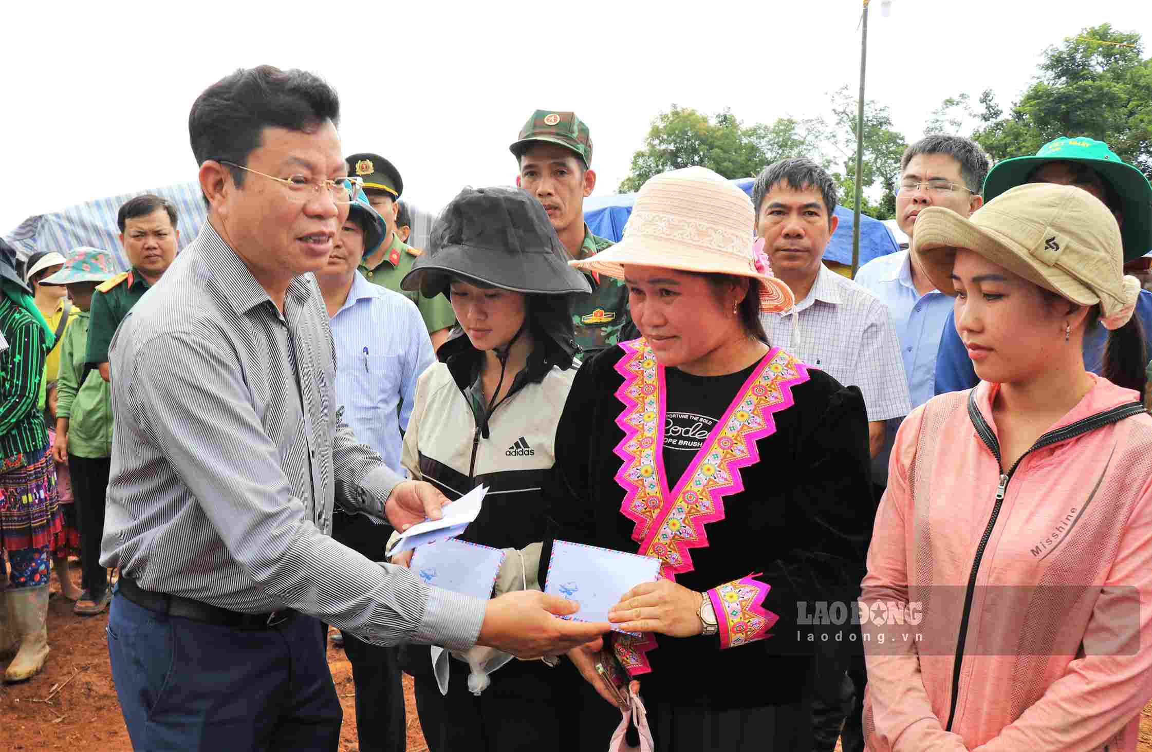 Ông Lưu Văn Trung - Chủ tịch HĐND tỉnh Lâm Đồng thăm hỏi, động viên và trao hỗ trợ cho 79 hộ dân trong vùng sạt lở. Ảnh chụp ngày 19.9 (Ảnh: Phúc Khánh) 
