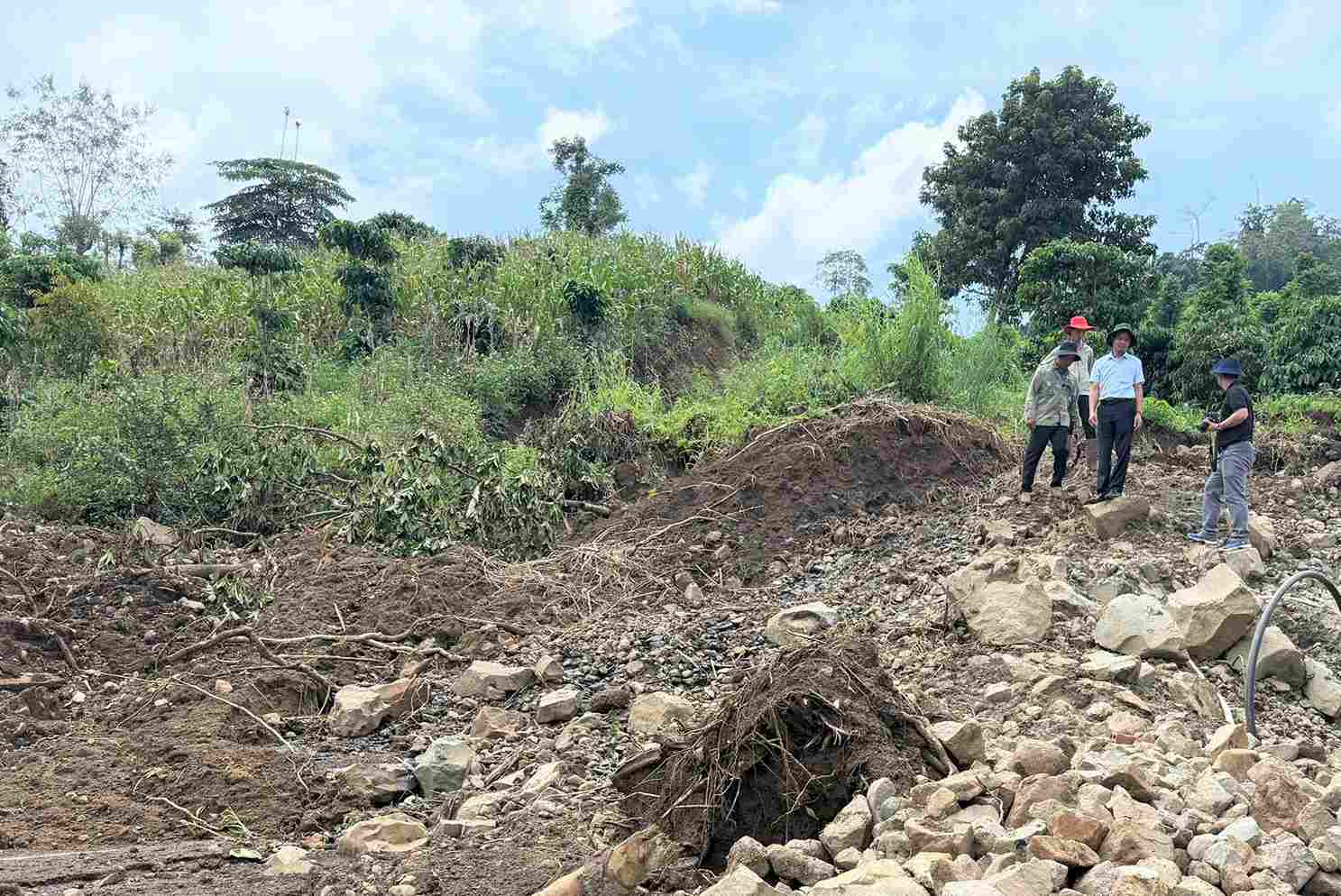 Lam Dong annonce une situation d'urgence de catastrophe naturelle dans le village de Dak Snao (commune de Quang Son). Photo: Phuc Khanh