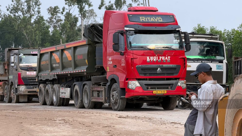 The supply of ice in Quang Ngai is scarce, while market demand is high, trucks have to queue for many days to buy ice. Photo: Vien Nguyen taken on September 15
