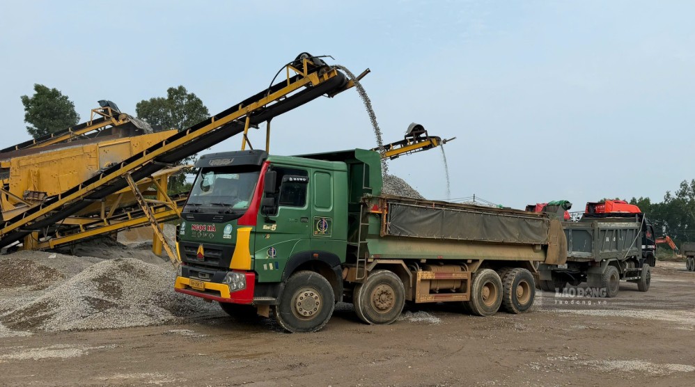 1m3 đá ở Quảng Ngãi có giá khoảng 500.000 đồng, cao hơn cùng kỳ năm ngoái gần 200.000 đồng/m3. Ảnh: Viên Nguyễn chụp ngày 15.9
