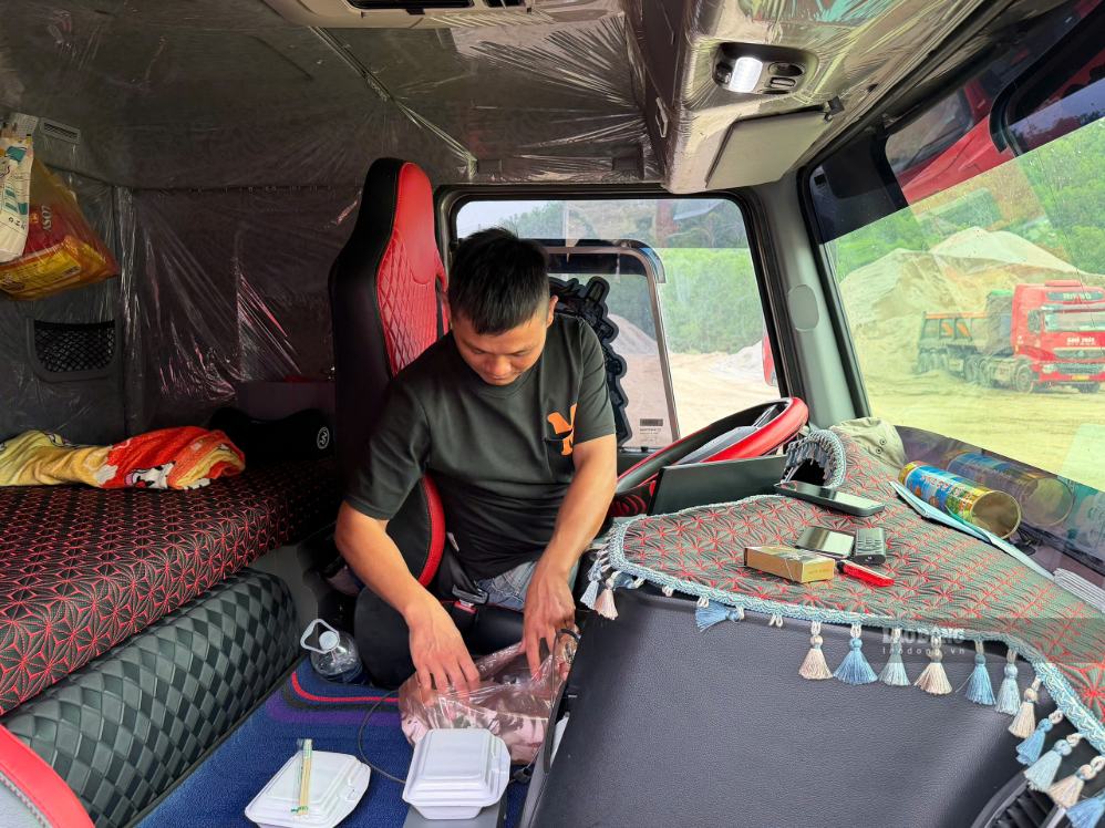 Nhiều tài xế xe tải phải ăn ngủ trên cabin xe nhiều ngày tại các mỏ, để chờ mua đá. Ảnh: Viên Nguyễn chụp ngày 15.9