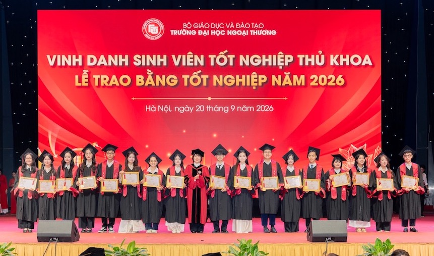 Tại buổi lễ, Trường Đại học Ngoại thương trao Giấy khen vinh danh 33 sinh viên tốt nghiệp Thủ khoa và 16 sinh viên tốt nghiệp tiêu biểu toàn Khóa 61. Ảnh: Trường Đại học Ngoại thương cung cấp