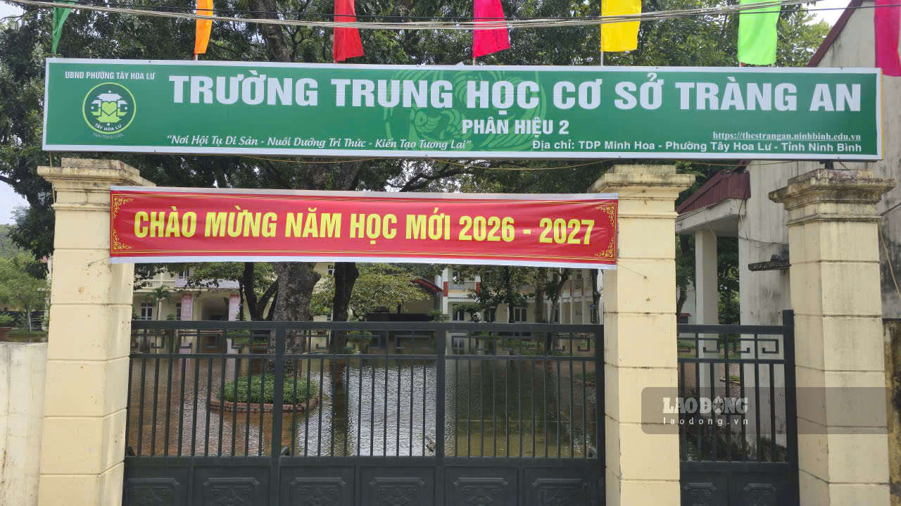 Khu vực sân trường tại phân hiệu 2 của Trường THCS Tràng An, phường Tây Hoa Lư vẫn đang bị ngập (ảnh chụp ngày 20.9). Ảnh: Nguyễn Trường