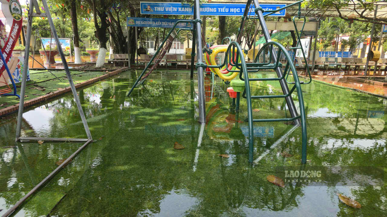Khu vực sân trường của phân hiệu 2 Trường Tiểu học Tràng An vẫn đang bị ngập. Ảnh: Nguyễn Trường