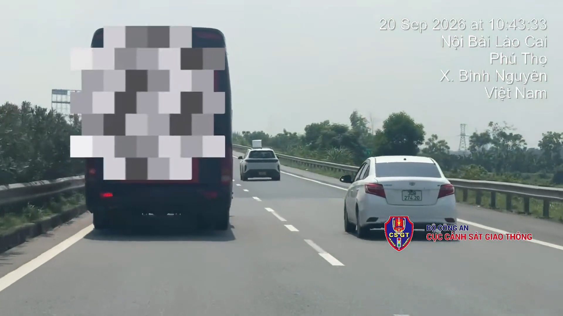 Passenger car driver driving slowly in the left lane on the Noi Bai - Lao Cai expressway fined. Photo: Traffic Police Department