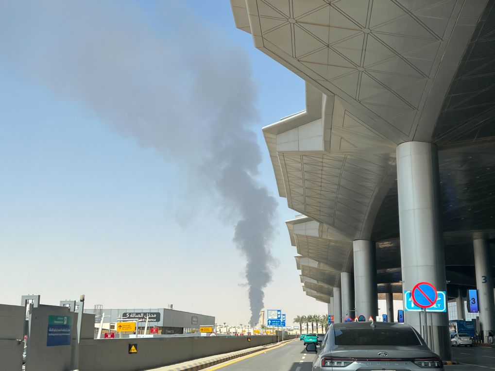 On September 19, thick smoke rose near King Khalid International Airport, located northeast of Riyadh, the capital of Saudi Arabia. Photo: Xinhua