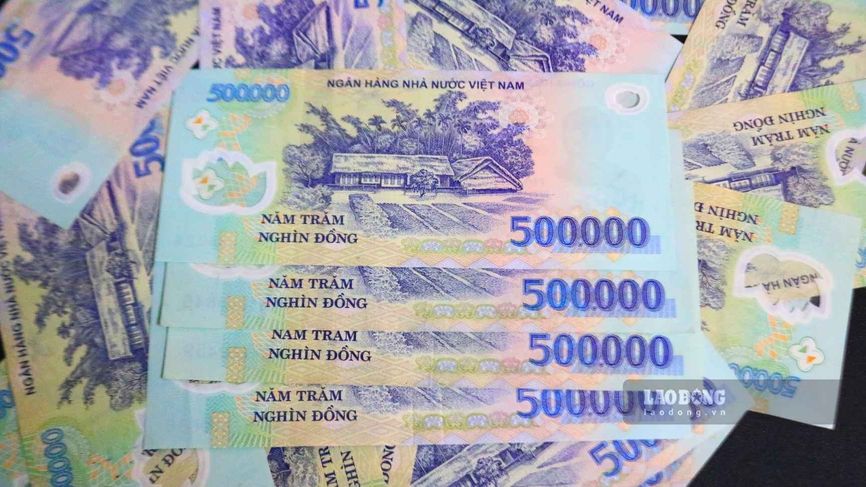 Le taux d'intérêt de l'épargne à terme de 6 mois est de 9,2 %/an lorsque les clients déposent de l'argent pour la première fois et bénéficient d'incitations. Photo: Thạch Lam