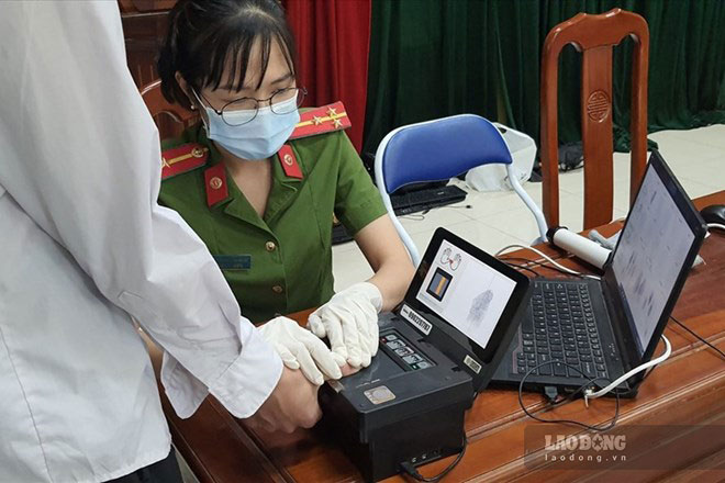 Người dưới 14 tuổi làm thẻ căn cước tại Công an xã sẽ phải có đại diện hợp pháp. Ảnh: Quang Việt