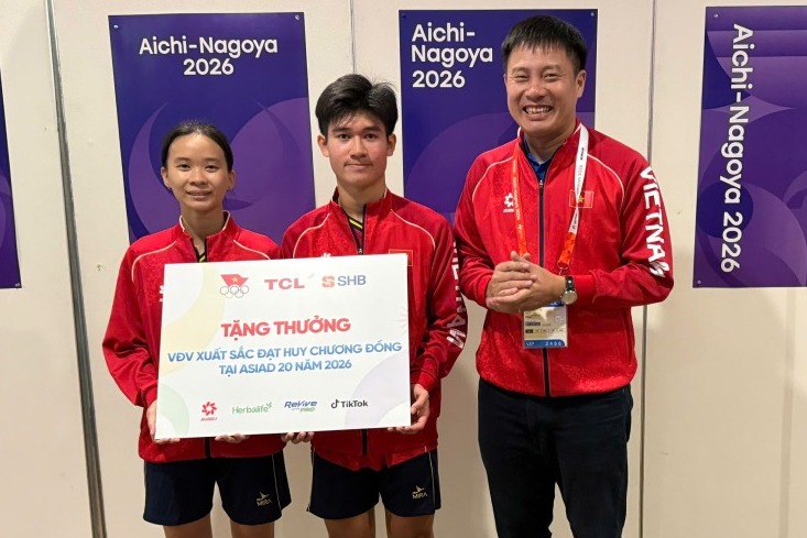 Gia Nghi et Minh Tân reçoivent des récompenses après avoir remporté la première médaille de bronze pour la délégation sportive vietnamienne aux ASIAD 20. Photo: Délégation sportive vietnamienne