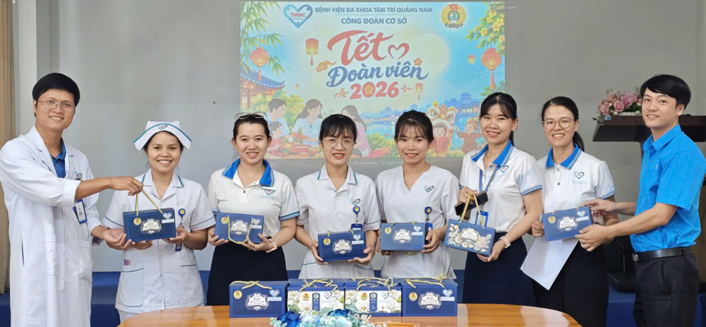 The grassroots trade union of Tam Tri Quang Nam General Hospital (Da Nang) presents 208 Mid-Autumn Festival gifts to union members' children. Photo: Nam Phuoc Trade Union
