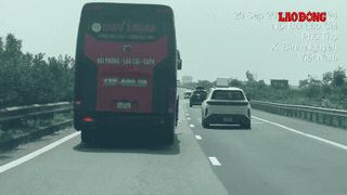 2 passenger car and truck drivers traveling on the Noi Bai - Lao Cai expressway were fined 14 million VND, deducted 8 points from driver's licenses. Photo: Traffic Police Department