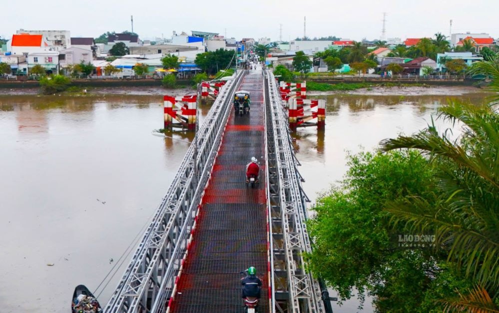 Rach Doi iron bridge on Le Van Luong street was built before 1975 and is currently degraded. Photo: Anh Tu