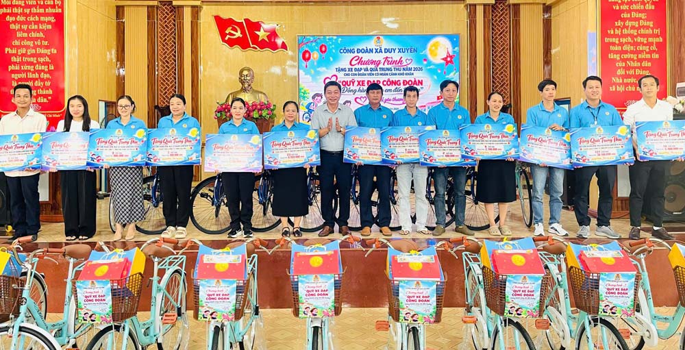 Duy Xuyen Commune Trade Union, Da Nang launched the model "Trade Union Bicycle Fund - Accompanying children to school" and presented bicycles and Mid-Autumn gifts to union members' children. Photo: Duy Xuyen Trade Union