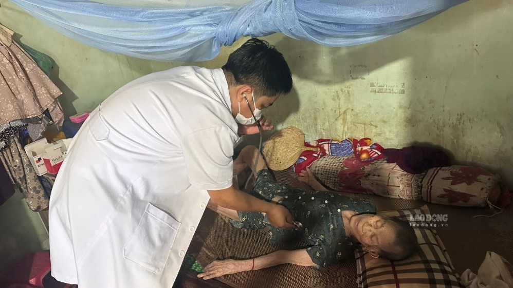 Các bệnh nhân rất cảm động và biết ơn các y bác sĩ ở Trạm Y tế xã Đông Sơn đã đến tận nhà khám chữa bệnh cho họ. Ảnh: Viên Nguyễn