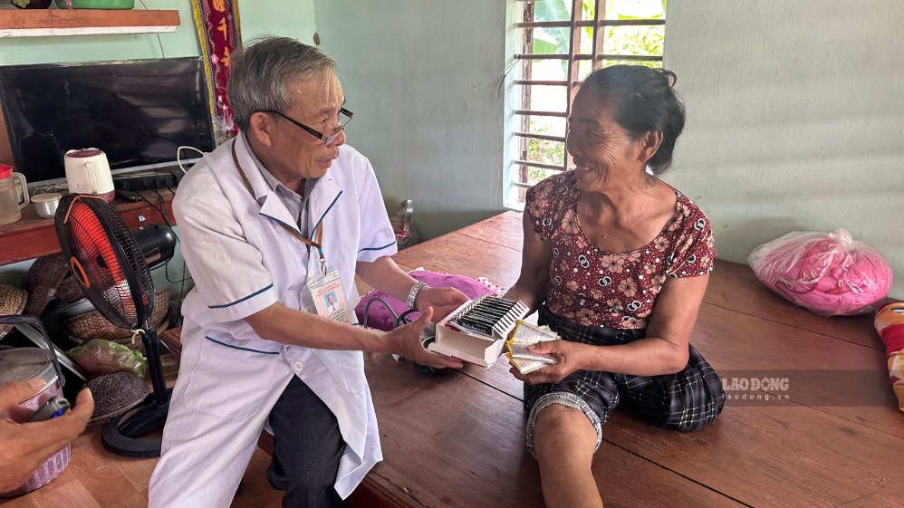 Physician Vo Tan Danh - Deputy Head of the Examination and Treatment Department of Dong Son Commune Health Station, Quang Ngai province - came to the home to examine and treat patients with difficulty walking. Photo: Vien Nguyen