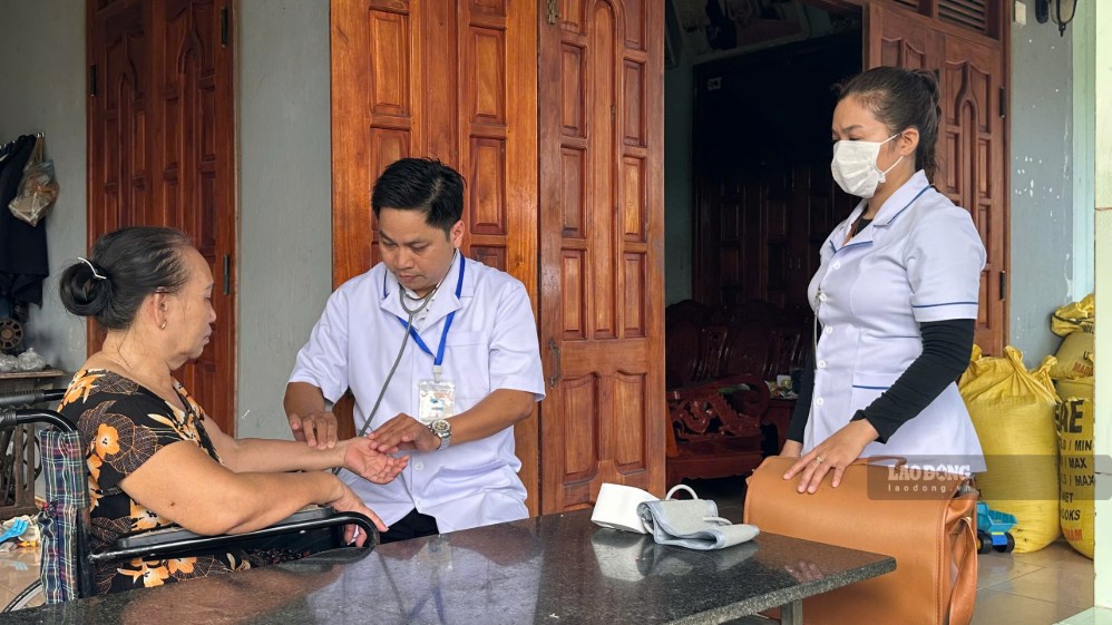Bác sĩ Phạm Hồng Quang - Bí thư Chi bộ, Giám đốc Trạm Y tế xã Đông Sơn đến tận nhà khám chữa bệnh cho bệnh nhân. Ảnh: Viên Nguyễn