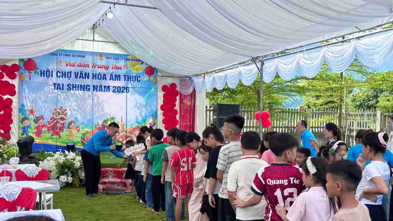 Union members, workers and their relatives participate in activities to celebrate the Mid-Autumn Festival. Photo: Tuyen Quang Labor Federation