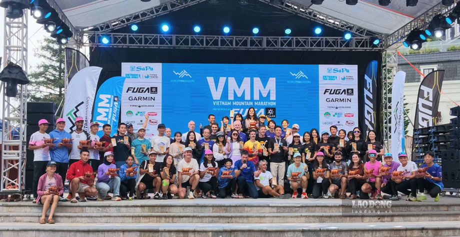 The Organizing Committee and athletes take souvenir photos. Photo: Tuan Nguyen