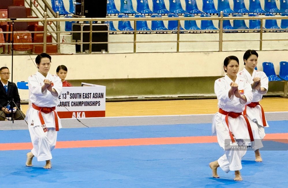 Bui Ngoc Nhi (standing above) and the Vietnamese karate team won the women's team kata gold medal at the 2026 Southeast Asian Championships, so they are very confident of achieving good results at ASIAD 20. Photo: Hoai Viet