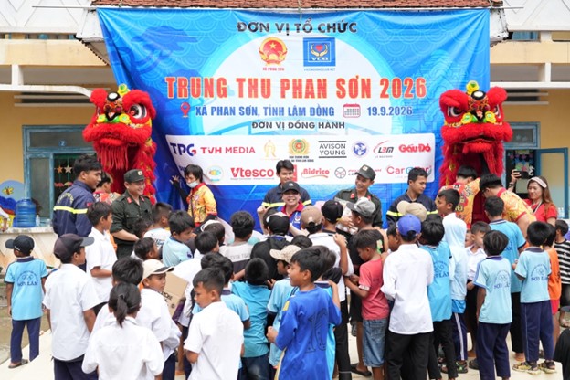Los niños participan con entusiasmo en actividades de juego y reciben regalos significativos en el programa "Festival del Medio Otoño Phan Son 2026". Foto: Portal de Información Electrónica de la Policía Provincial de Lam Dong