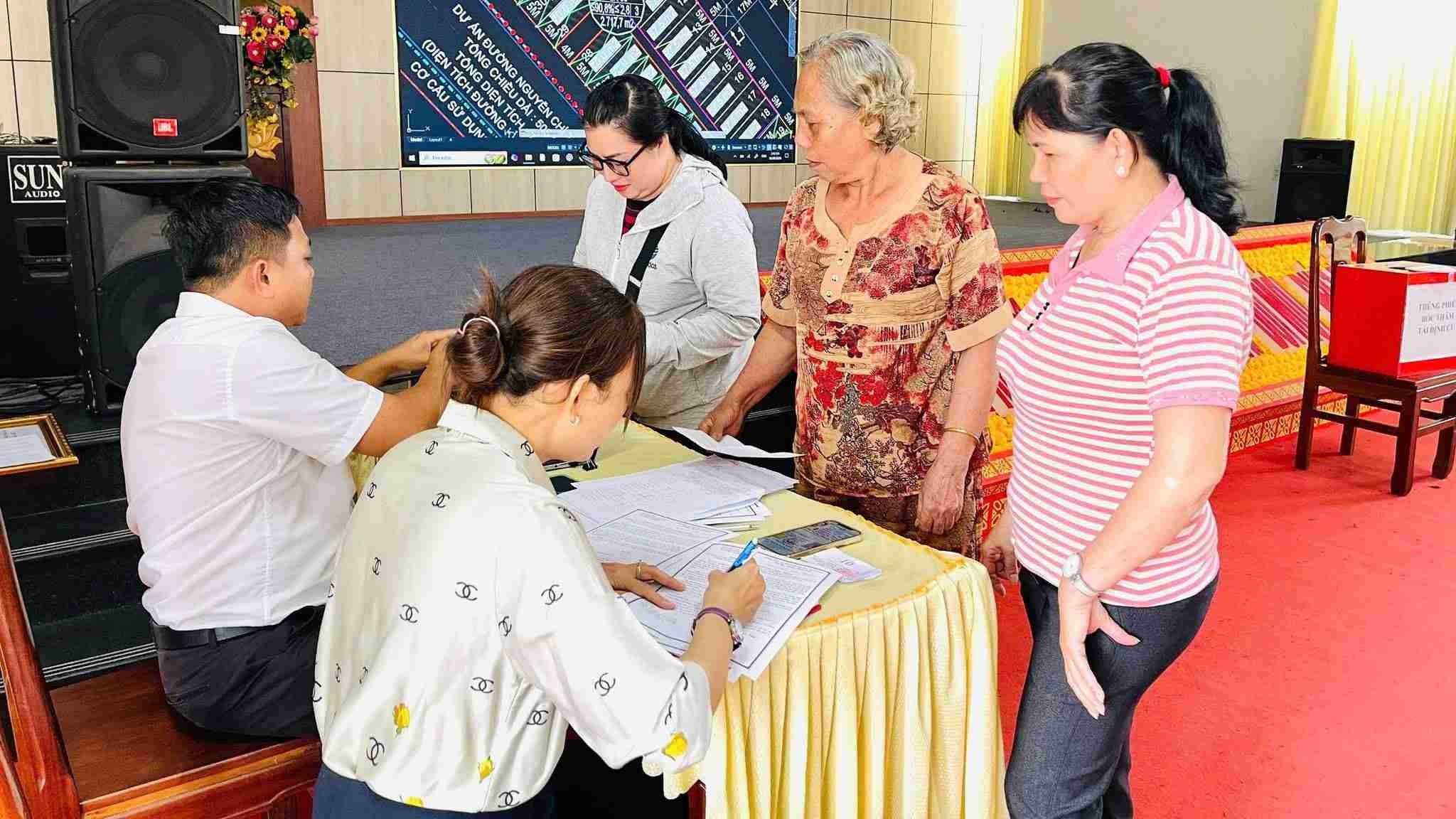 Thuan An Ward People's Committee organizes people to draw lots for resettlement land plots. Photo: Thuan An Ward People's Committee