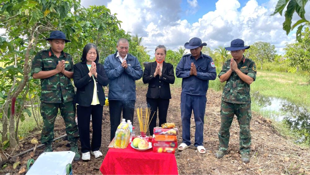 Martyr To Van Thanh's family burns incense in the Tram 800 Forest area, Kien Giang province, now An Giang province. Photo: Phuong Vu/An Giang Military Command