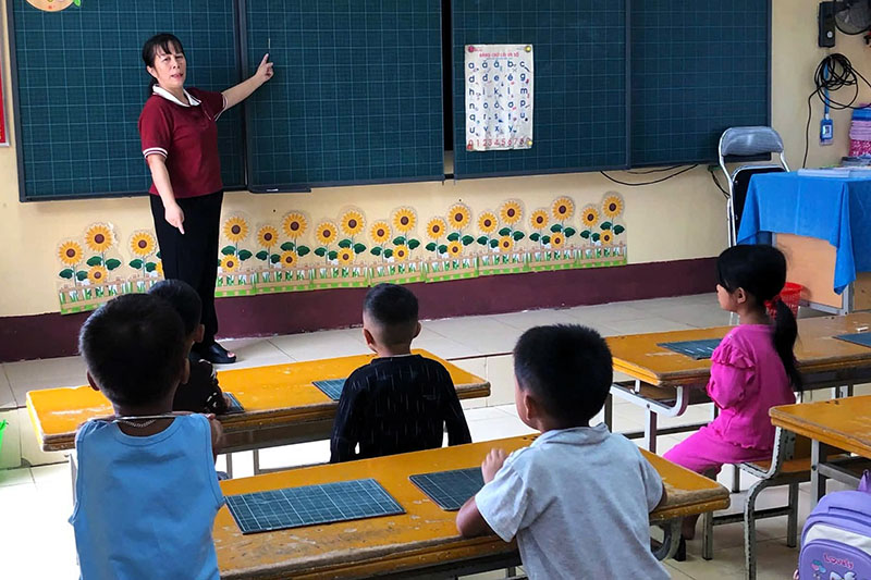 La escuela primaria y secundaria Hau Thao, comuna de Ta Van (Lao Cai) organiza la enseñanza de vietnamita para los estudiantes, ayudándoles a familiarizarse con el vietnamita y prepararse mentalmente para entrar en primer grado. Foto: Portal de Información Electrónica de la provincia de Lao Cai