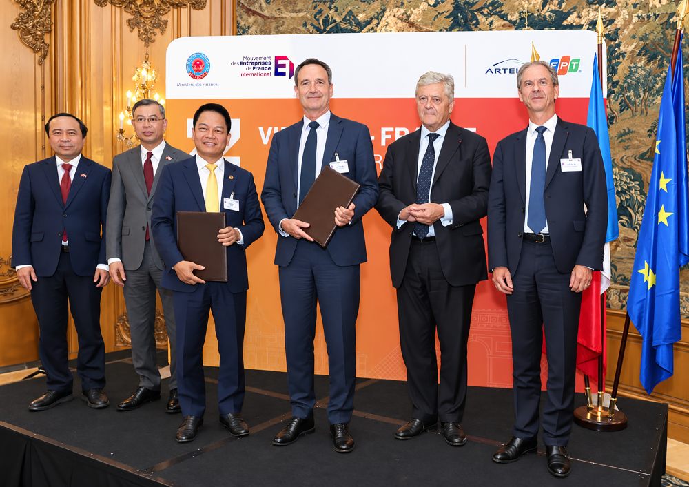 Mr. Nguyen Ngoc Nghi, Deputy General Director of T&T Group, Chairman of T&T Energy Group and Mr. Arnaud Lenail Chouteau, Senior Vice Chairman cum General Director of TotalEnergies Gas & Power Activities exchanged a memorandum of understanding on cooperation in developing Long Son LNG gas power project. Photo: T&T Group