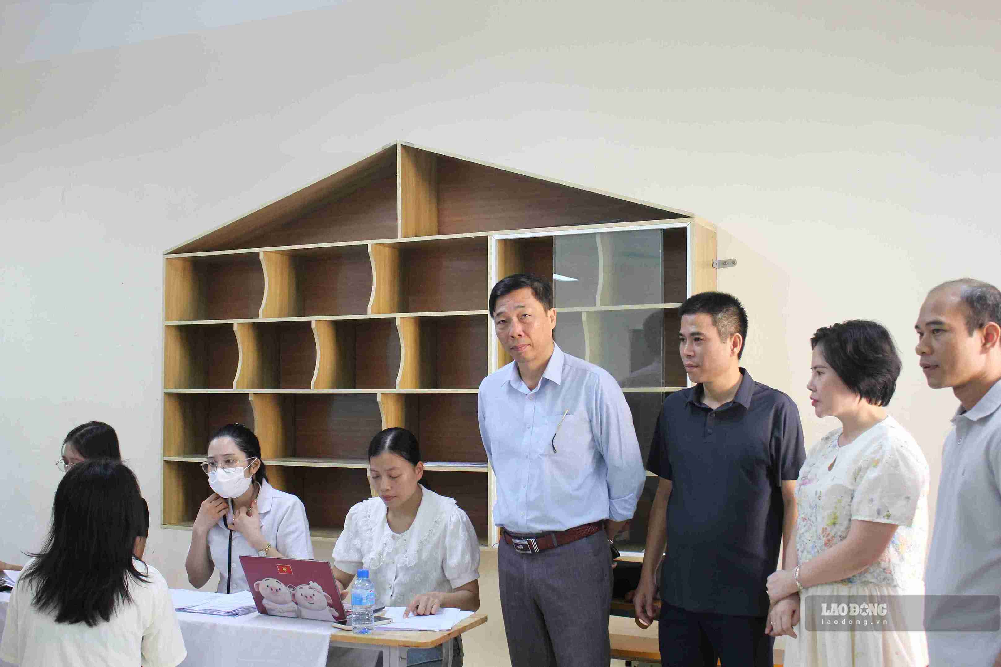Ông Nguyễn Xuân Hùng - Phó Giám đốc Sở Y tế Hưng Yên kiểm tra công tác khám sức khỏe định kỳ tại Trường THPT Kim Động.