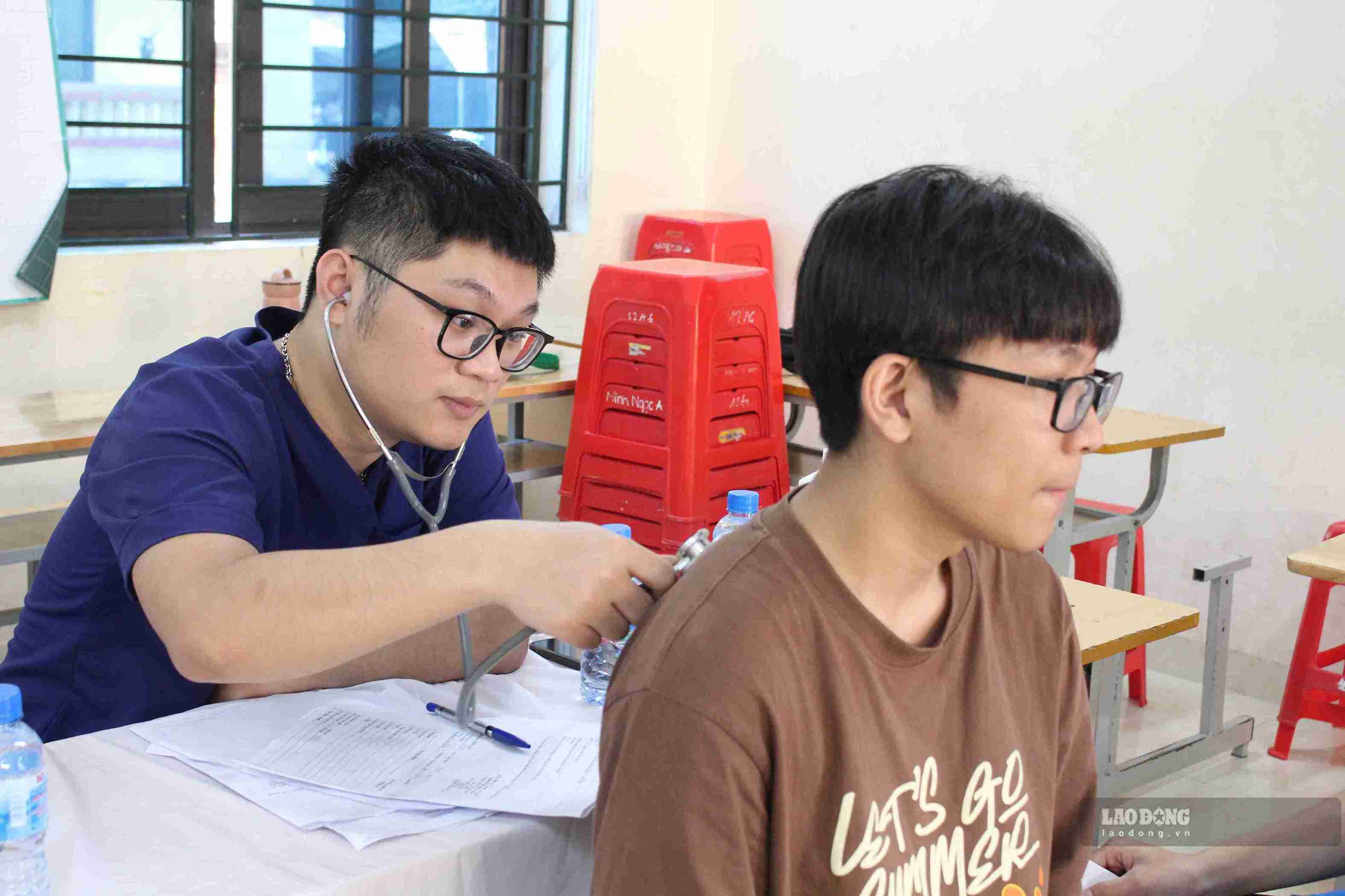 Hoạt động khám sức khỏe được tổ chức ngay tại Trường THPT Kim Động.