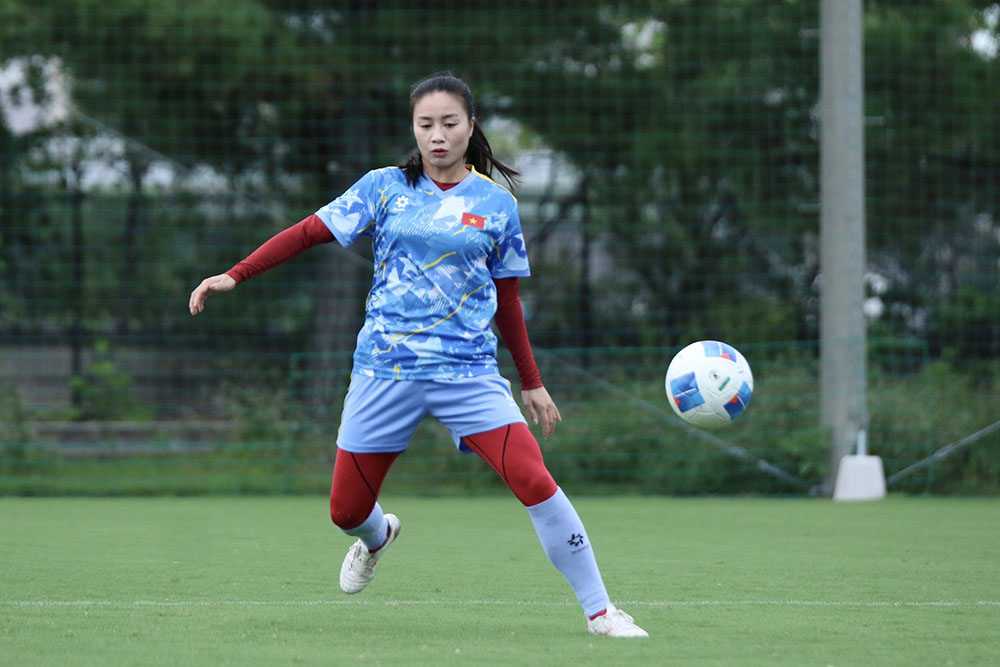 Defender Hoang Thi Loan and the Vietnamese women's team practice before the match against Thailand. Photo: VFF