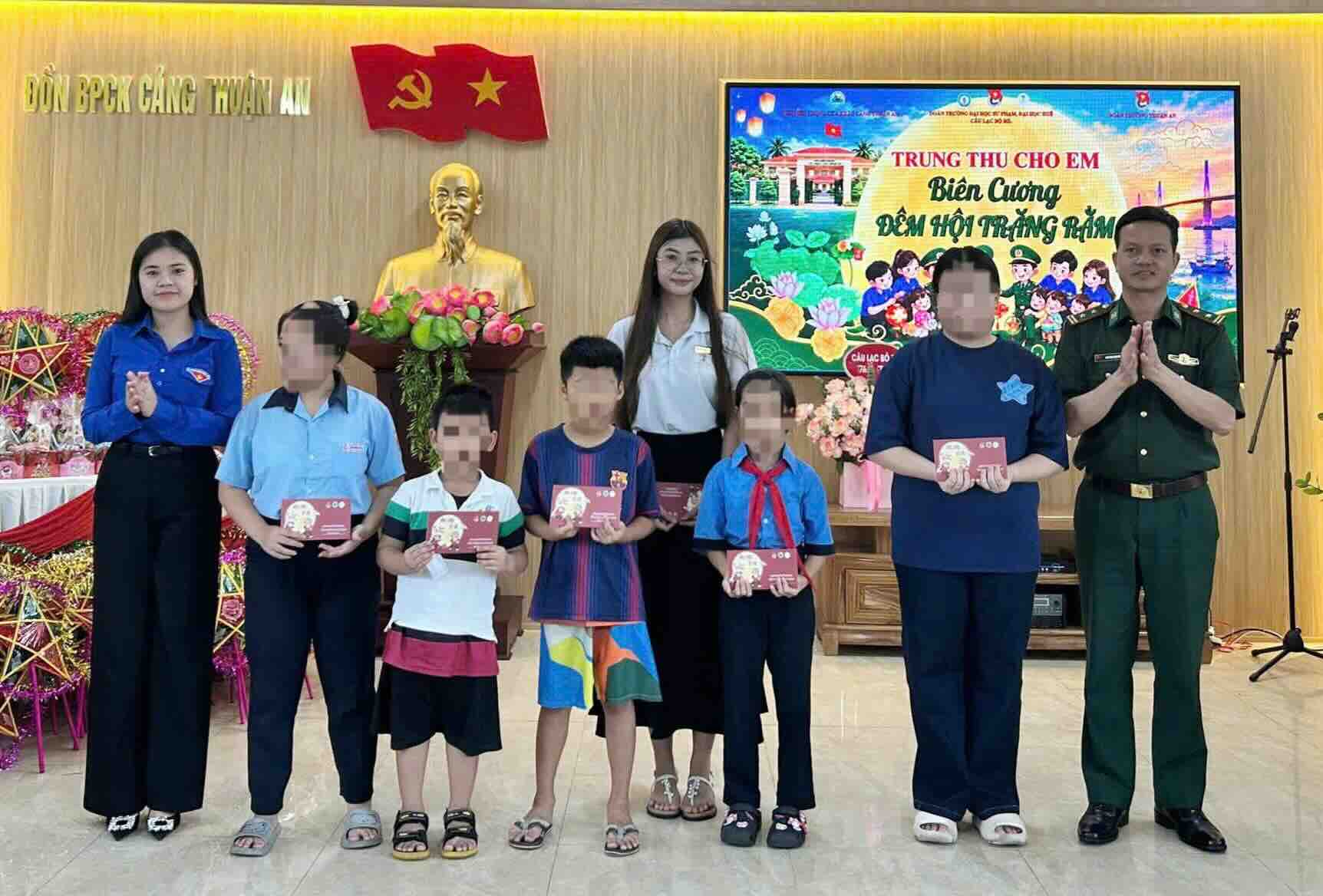 Hue City Border Guard coordinates to organize Mid-Autumn Festival for children in Thuan An ward. Photo: Hue City Border Guard.