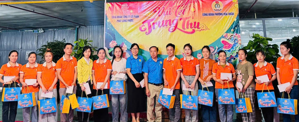 Hoa Xuan Ward Trade Union, Da Nang awarded 272 Mid-Autumn Festival gifts to union members and workers.