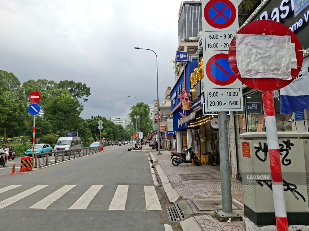 Biển báo giao thông mới được lắp trên đường Nguyễn Thị Minh Khai giao Trường Định ngày 20.9.  Ảnh: Minh Quân