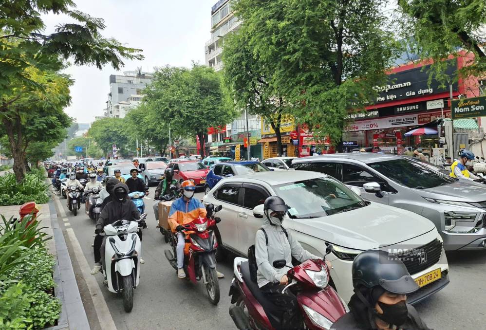 Đường Nguyễn Thị Minh Khai, đoạn qua công viên Tao Đàn, có mật độ phương tiện lưu thông cao.  Ảnh: Minh Quân (chụp tháng 9.2026)